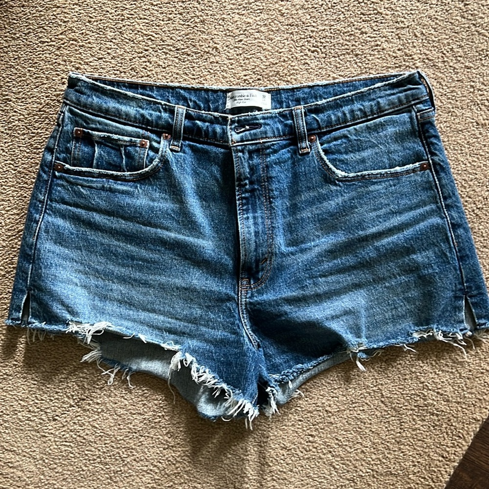 Abercrombie & Fitch The Mom Short, High Rise, denim, size 32/14, EUC
